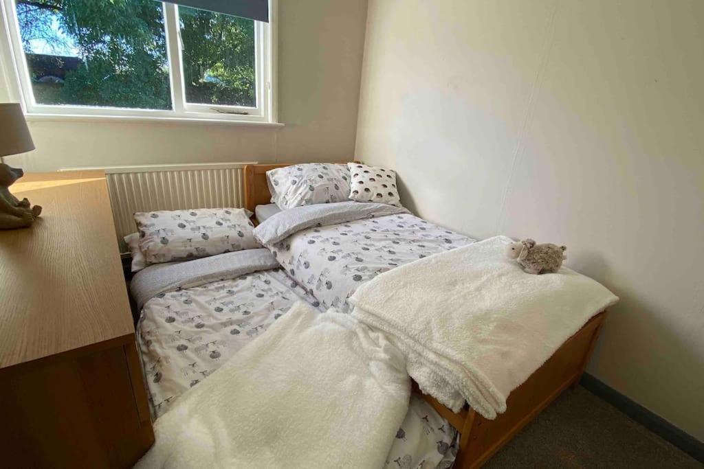 Cheerful 3 Bedroom Bungalow With Indoor Fire Place Gloucester Exterior foto
