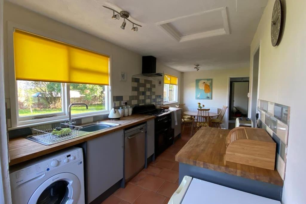 Cheerful 3 Bedroom Bungalow With Indoor Fire Place Gloucester Exterior foto